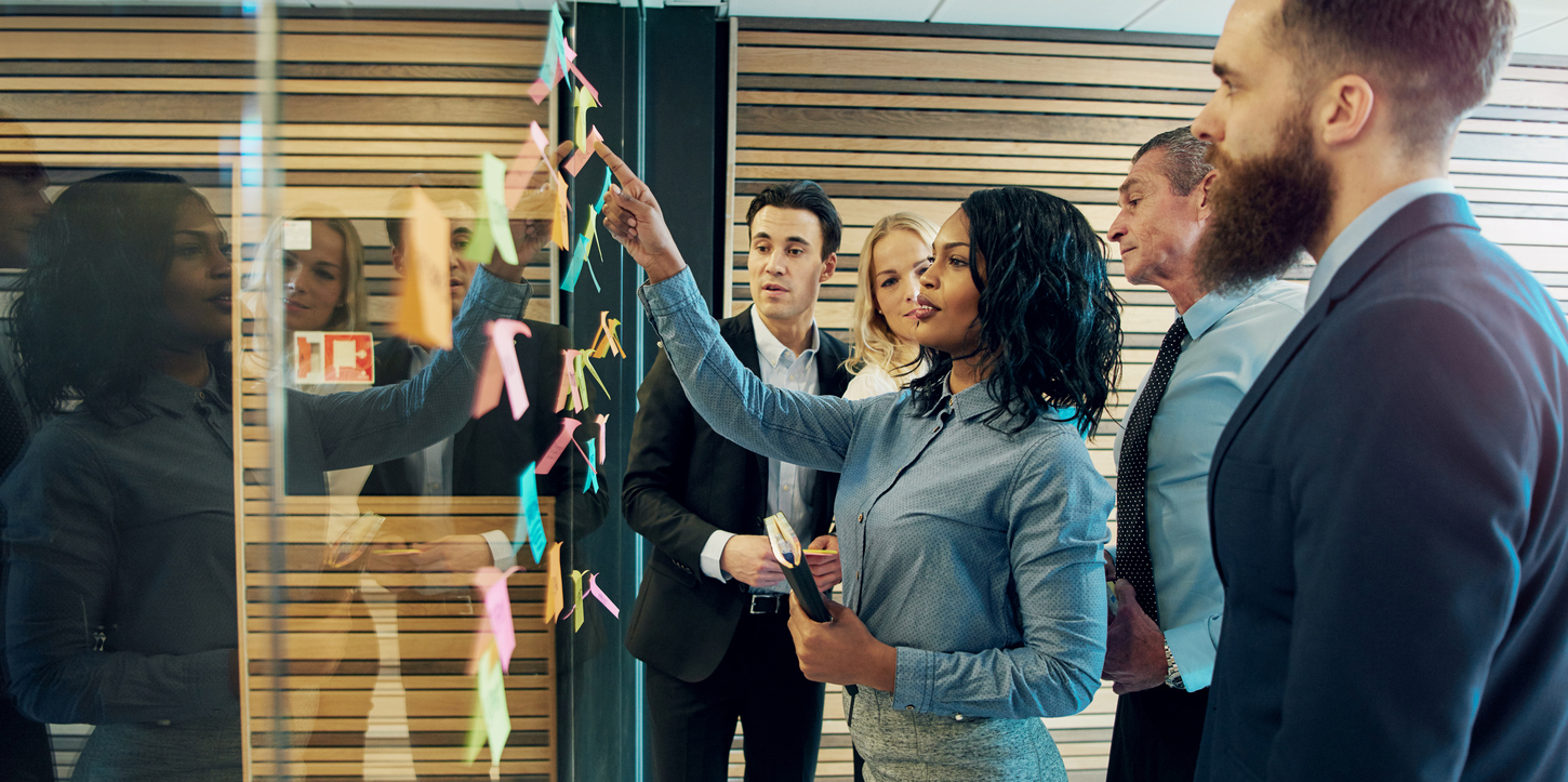 Image of a woman selecting human resource outsourcing options for his business.